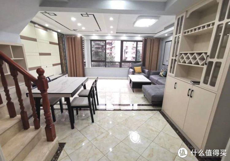 買不起別墅可以看看躍層，128㎡三室兩廳大躍層，堪稱空中別墅