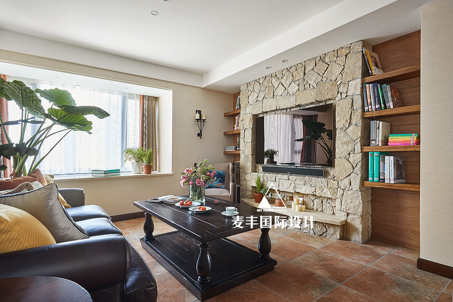 客廳電視背景墻裝修效果圖托斯卡納美式鄉(xiāng)村風上東名筑美式經(jīng)典客廳設計圖片賞析