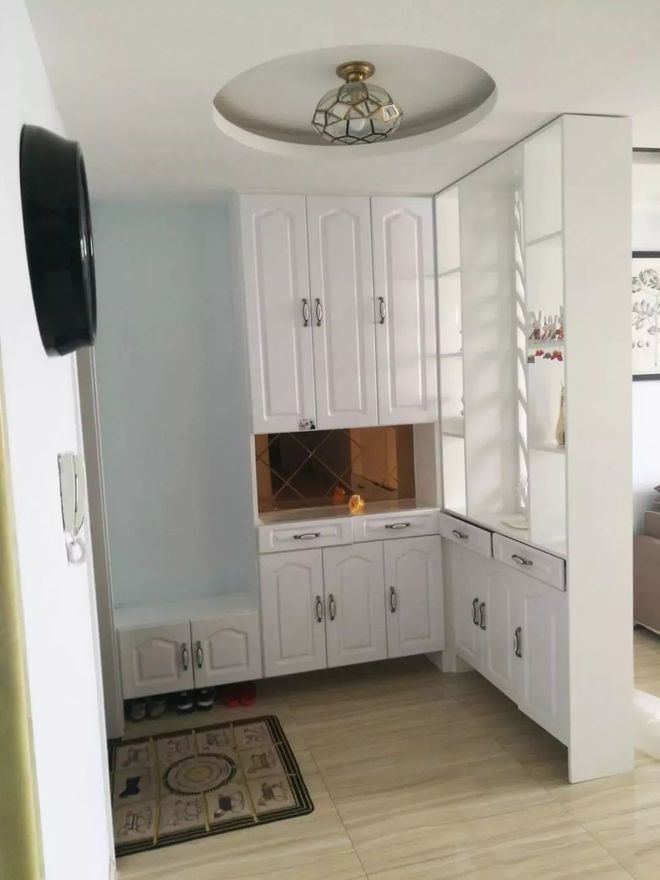 入戶玄關(guān)的鞋柜，也是一個隔斷，隔出獨立玄關(guān)空間