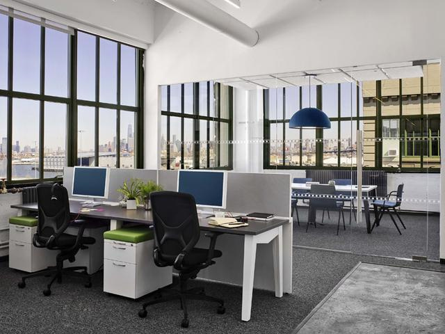 上海辦公室裝修設(shè)計_上海辦公室有人辦公照片_辦公場所裝修專業(yè)寫字樓裝修