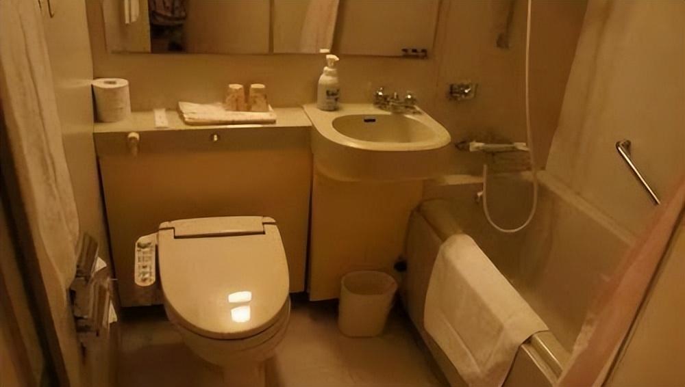 頭一次見日本衛(wèi)生間這樣設(shè)計，浴缸、馬桶還有洗手池連在一起設(shè)計