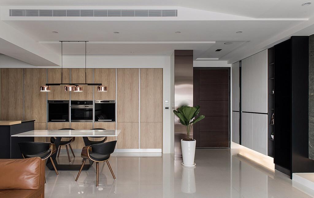 現(xiàn)代簡(jiǎn)約風(fēng)裝修，客廳光線明亮，衣帽間設(shè)計(jì)很特別，看一眼就喜歡