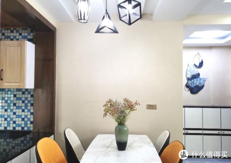 136㎡錯層大四房，優(yōu)雅的新中式裝修，衣柜里面裝廁所，誰見過？