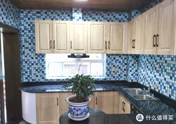 136㎡錯層大四房，優(yōu)雅的新中式裝修，衣柜里面裝廁所，誰見過？