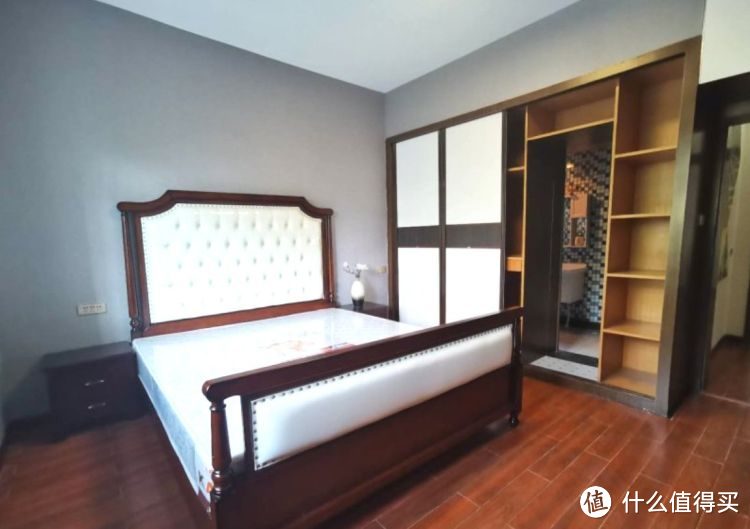 136㎡錯層大四房，優(yōu)雅的新中式裝修，衣柜里面裝廁所，誰見過？