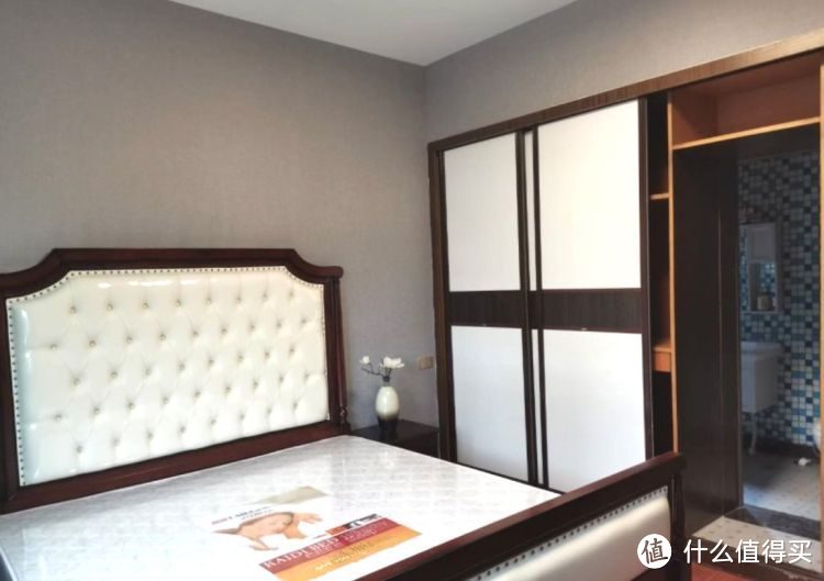 136㎡錯層大四房，優(yōu)雅的新中式裝修，衣柜里面裝廁所，誰見過？