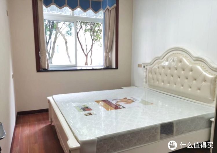 136㎡錯層大四房，優(yōu)雅的新中式裝修，衣柜里面裝廁所，誰見過？