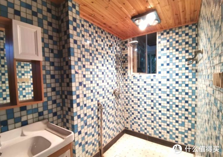 136㎡錯層大四房，優(yōu)雅的新中式裝修，衣柜里面裝廁所，誰見過？