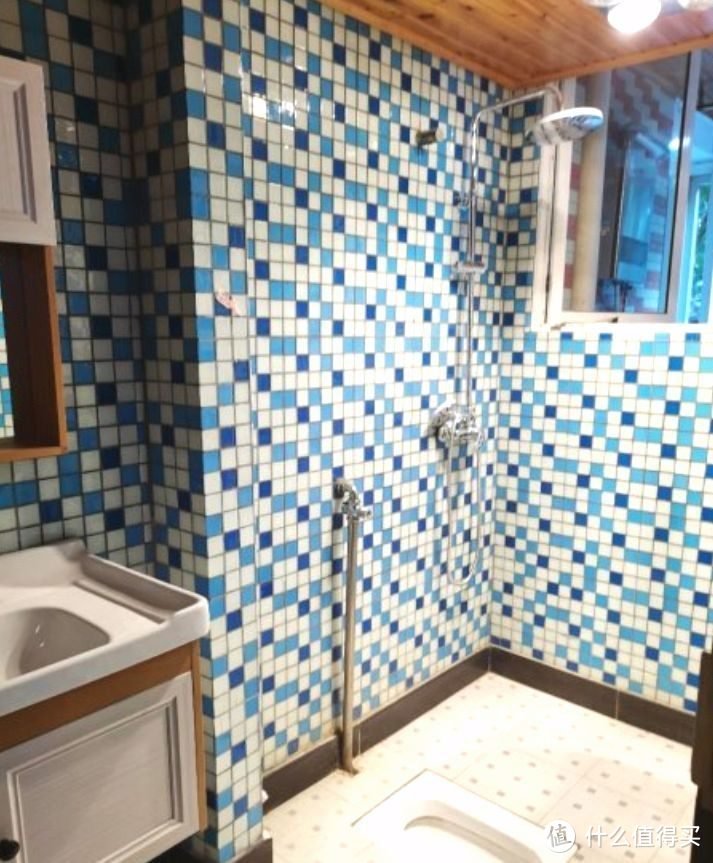 136㎡錯層大四房，優(yōu)雅的新中式裝修，衣柜里面裝廁所，誰見過？