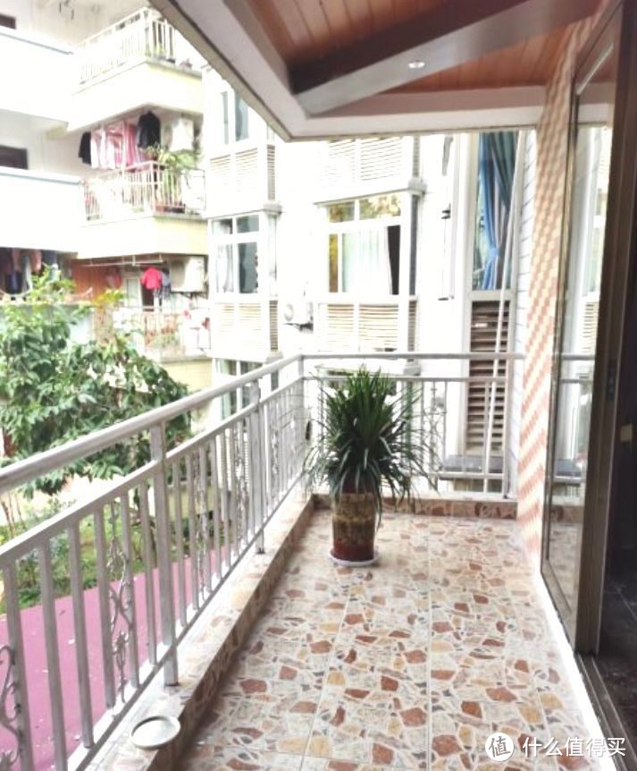 136㎡錯層大四房，優(yōu)雅的新中式裝修，衣柜里面裝廁所，誰見過？