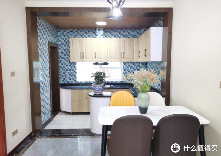 136㎡錯層大四房，優(yōu)雅的新中式裝修，衣柜里面裝廁所，誰見過？