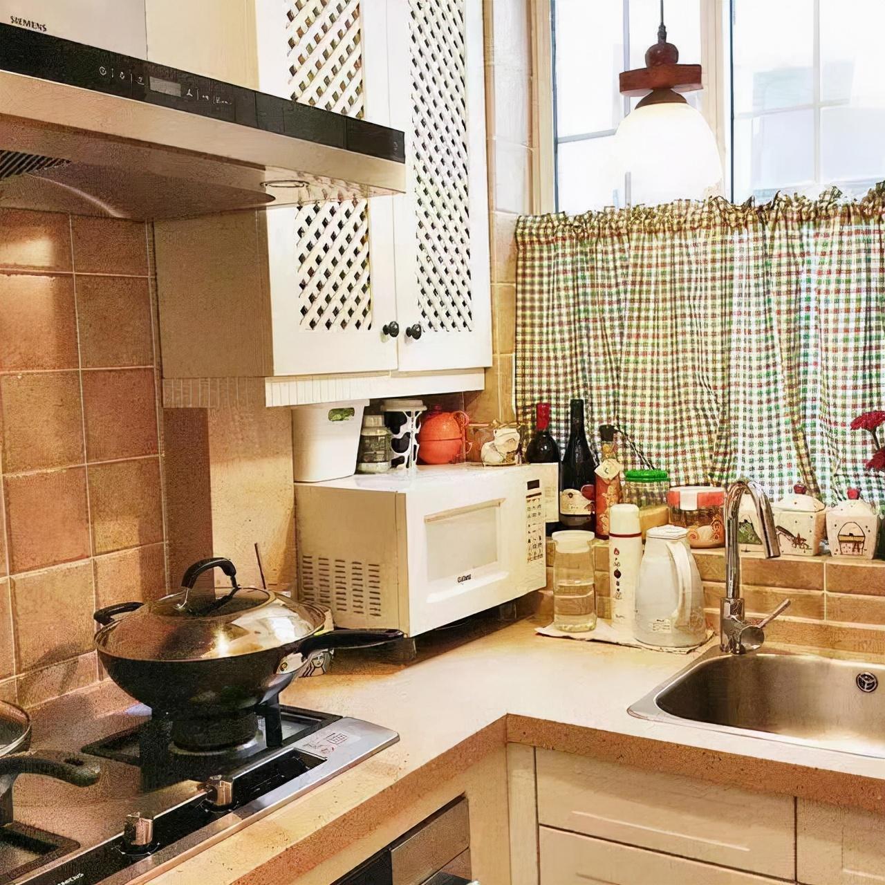 老實(shí)話說，廚房吊柜底部往下加35cm，雙倍收納，從此做飯用得舒服