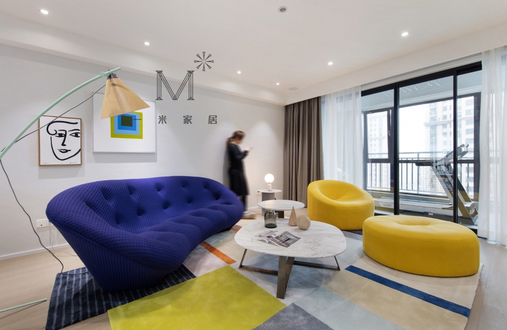 客廳窗簾裝修效果圖【一米家居】藝術(shù)公寓的當代形式現(xiàn)代簡約客廳設(shè)計圖片賞析