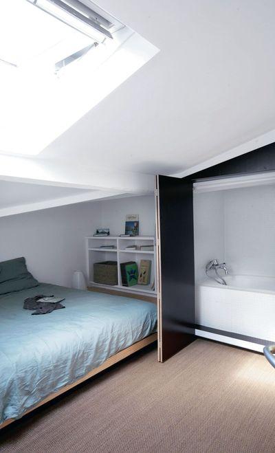 蝸居閣樓只能想辦法，斜墻上裝壁櫥式浴缸不浪費1㎡，看著卻心酸