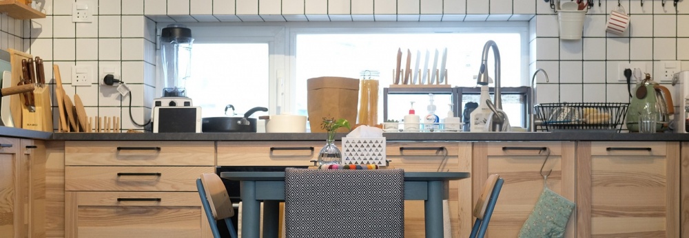 餐廳櫥柜裝修效果圖原木與灰綠撞色，一張方桌讓廚房潮流混搭廚房設計圖片賞析