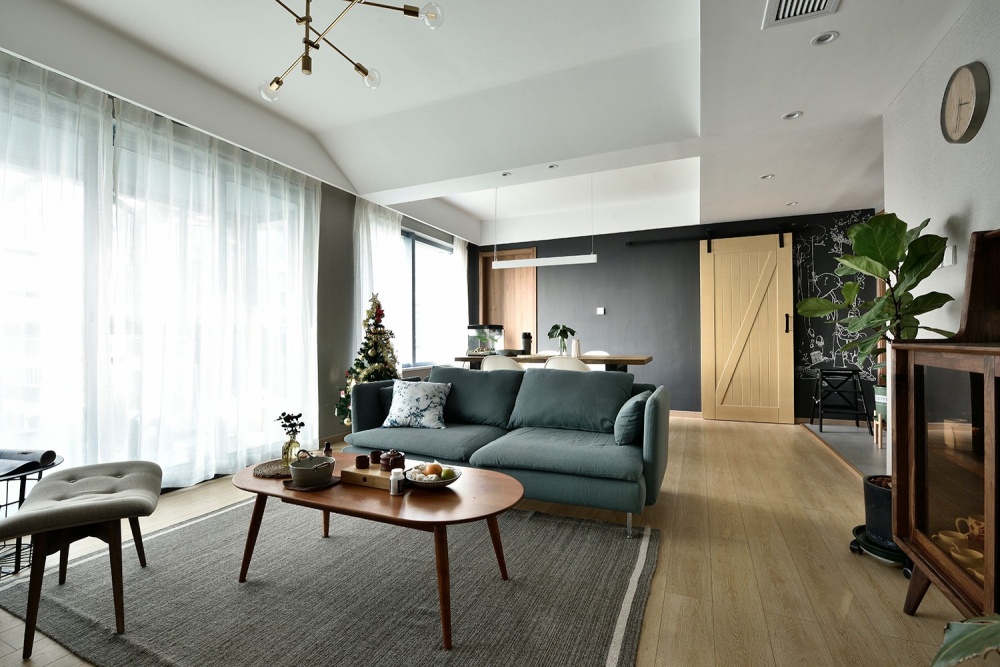 客廳窗簾裝修效果圖這個陽臺太強大，兼顧養(yǎng)花、擼貓北歐極簡客廳設計圖片賞析