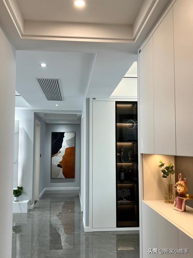 新房裝修完工，全屋定制柜子很喜歡，懸空電視墻顯得很大氣