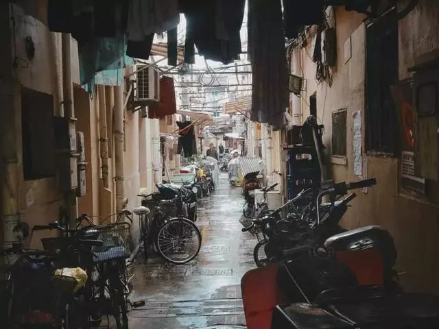 夫妻買上海遠(yuǎn)郊25㎡柴棚間，花光積蓄改陽光玻璃房，效果太意外了