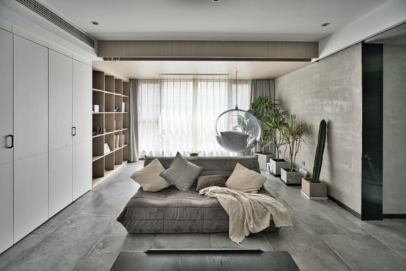 客廳沙發(fā)裝修效果圖水泥灰極簡(jiǎn)風(fēng)，像極了一個(gè)純凈而潮流混搭客廳設(shè)計(jì)圖片賞析