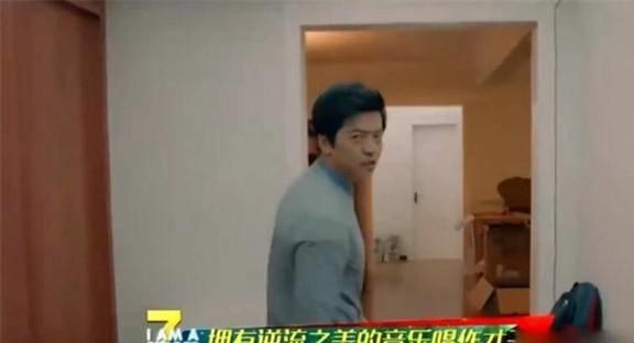 參觀清華才子李健的家，裝修樸素不追求豪華，客廳只放一個(gè)大書柜