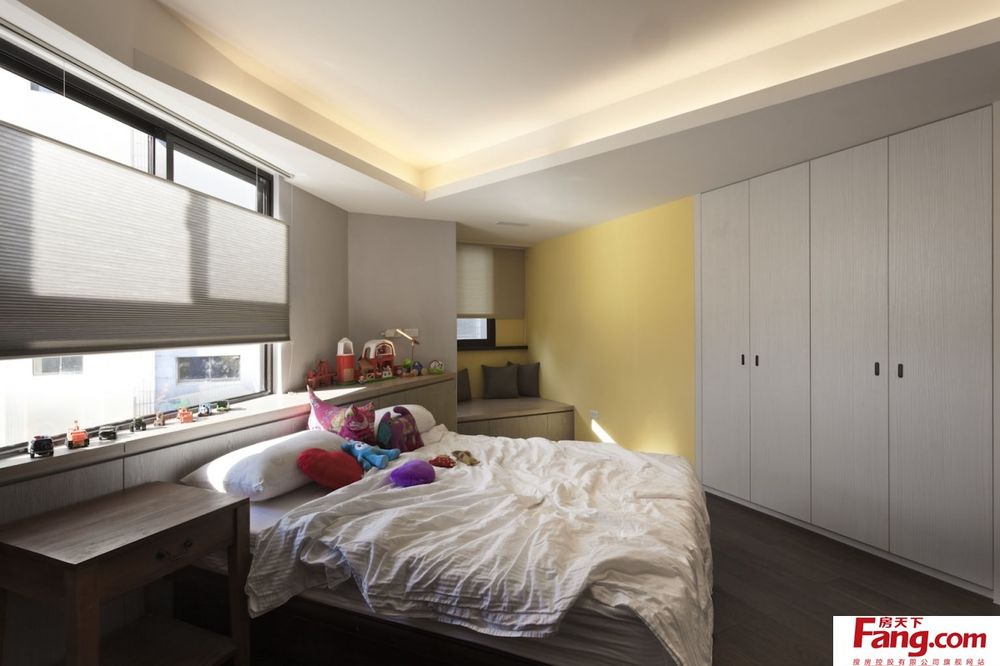 她家現(xiàn)代輕奢風(fēng)，簡(jiǎn)約大方又高級(jí)，尤其是客廳，比樣板房還漂亮