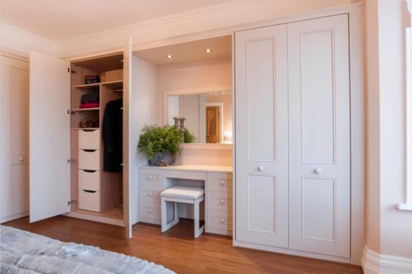 三亞裝修公司：小戶型房子裝修，臥室墻上挖三個壁櫥！