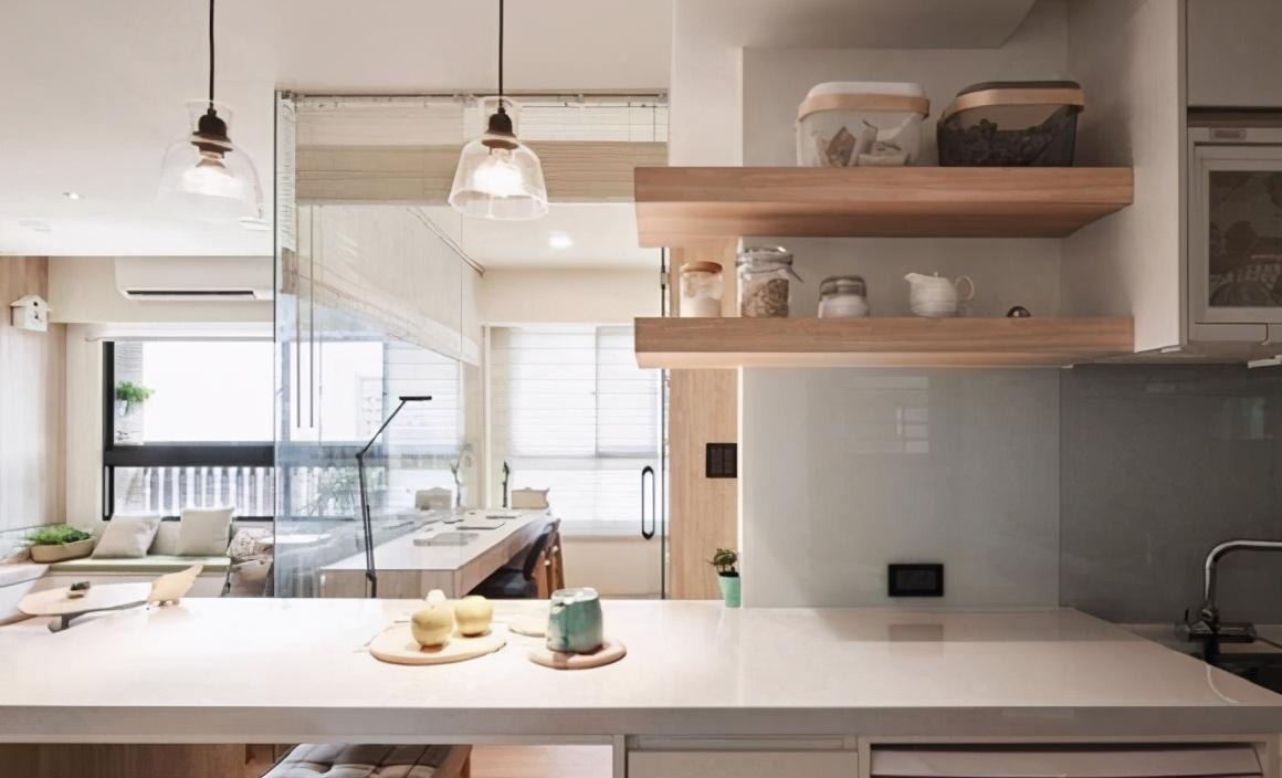 用玻璃墻隔出書房，開放式廚房，原木色設(shè)計(jì)的小家特別溫馨